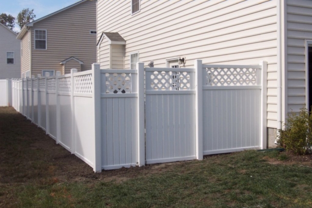 White Vinyl Sectional Privacy Fence with Lattice Top