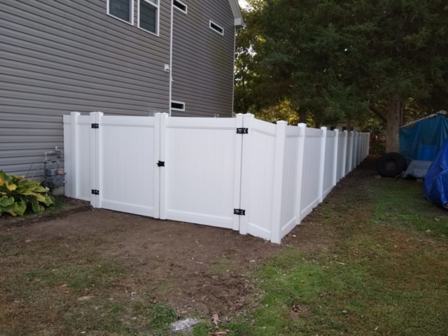 White Vinyl Racking Privacy Fence with Double Gate